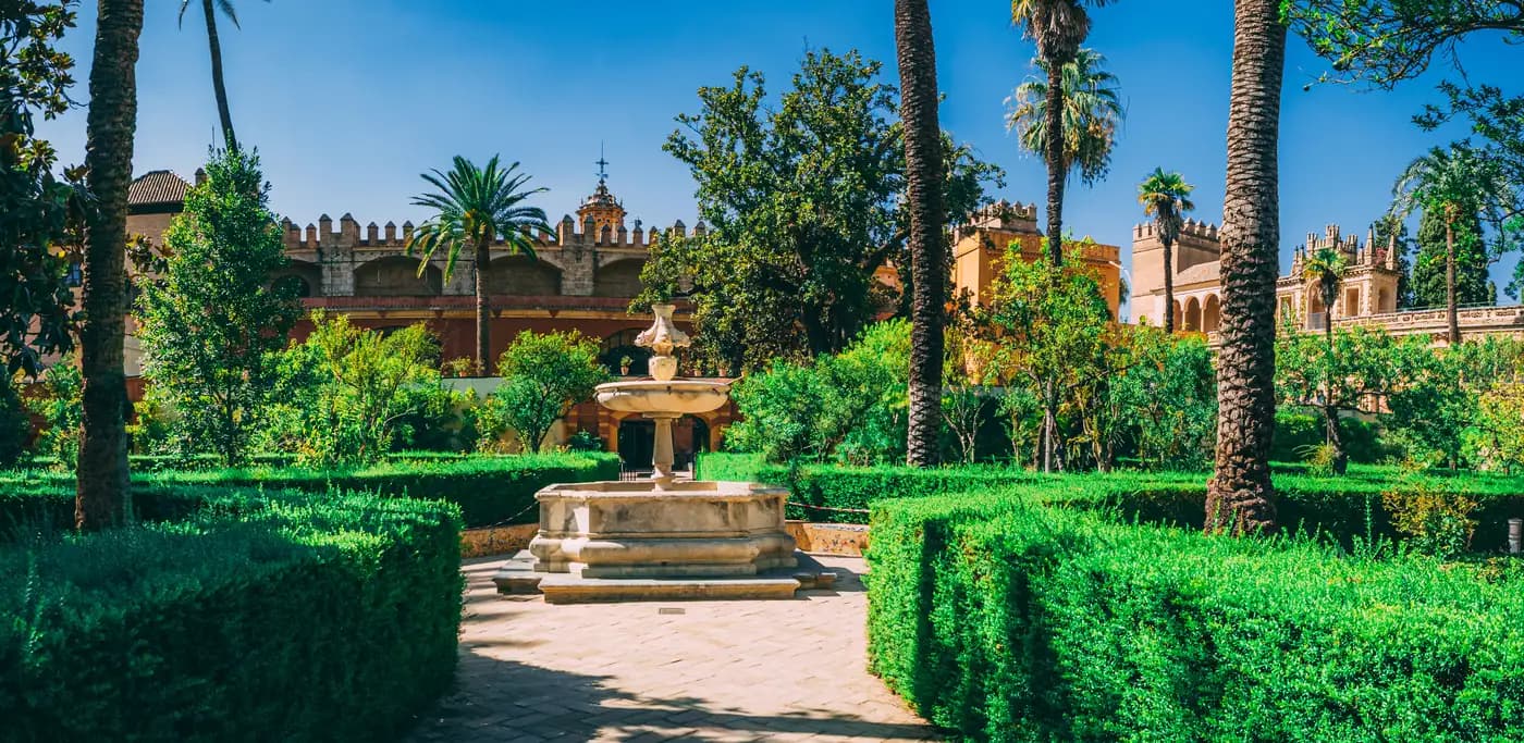 Jardines del Real Alcázar de Sevilla con la muralla al fondo
